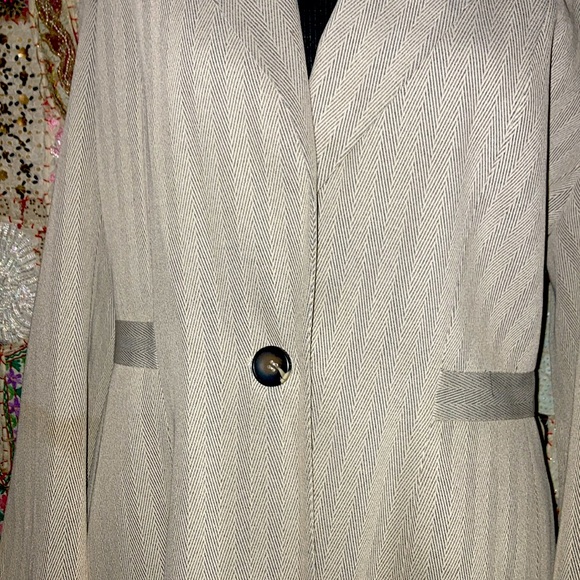 100% Polyester 100% Acetate lining 1 button closure - Picture 2 of 2